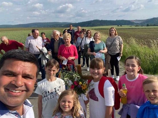 Bild enthält, Person, Portrait, Nature, Outdoors, Countryside, Adult, Male, Man, Female, Woman