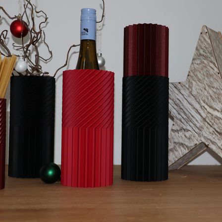 Bild enthält, Wood, Bottle, Alcohol, Beverage, Liquor, Wine, Wine Bottle, Dynamite