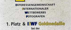 Das Bild zeigt eine Urkunde für einen Fotowettbewerb. Es steht geschrieben: '1. Platz & IWF Goldmedaille für die Naturfreunde Bundesmeisterschaft 2025'. Die Gewinnerin ist Ingrid Radlegger von NF FG Bischofshofen. Die Auszeichnung ist für ein digitales Schwarz-Weiß-Foto.