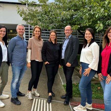 Bild enthält, Groupshot, Person, Jeans, Pants, Coat, Adult, Male, Man, Female, Teen