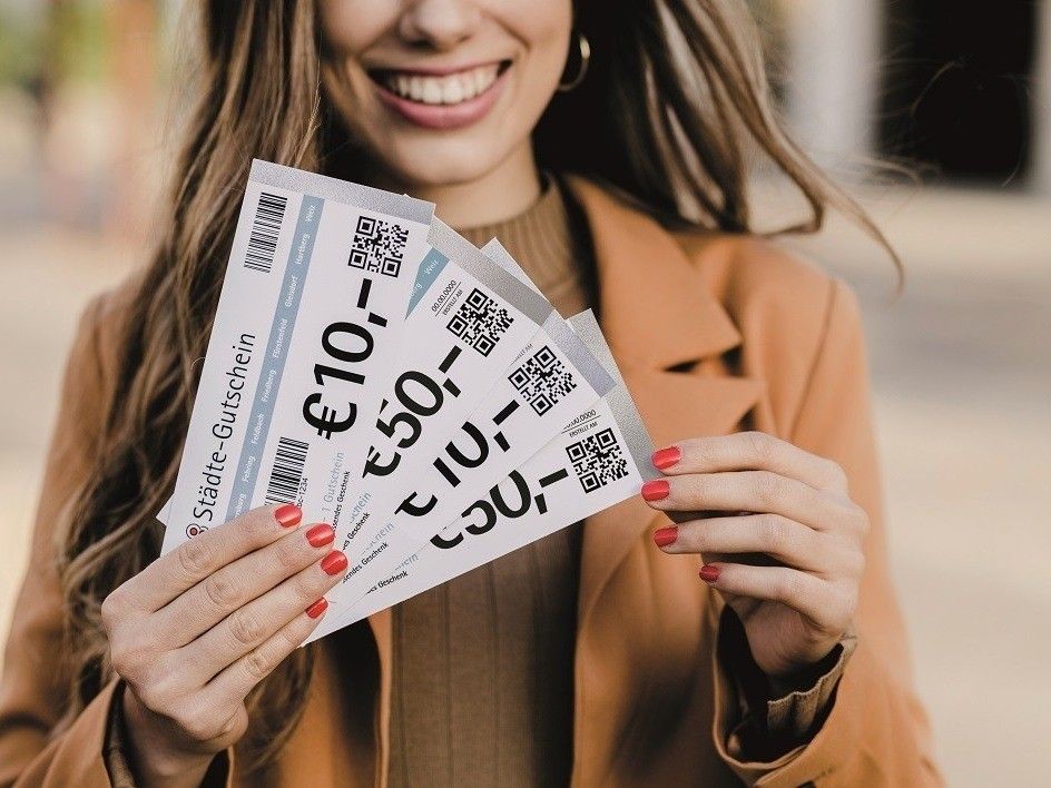 Bild enthält, Text, QR Code, Business Card, Paper