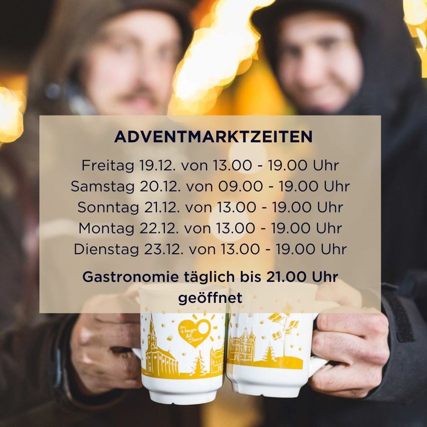 Ein Bild zeigt zwei Personen, die Tassen halten, mit einem Schild über die Adventmarktzeiten. Es steht, dass der Markt von 13:00 bis 19:00 Uhr am Freitag, Samstag, Sonntag und Montag geöffnet ist und am Samstag von 09:00 bis 19:00 Uhr. Der Markt ist täglich bis 21:00 Uhr geöffnet.