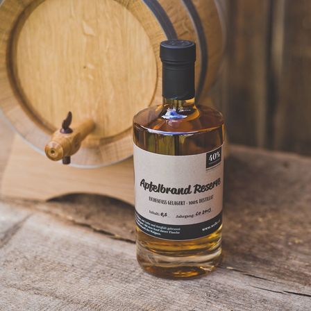 Bild enthält, Bottle, Cosmetics, Perfume, Outdoors, Nature, Alcohol, Beverage, Liquor