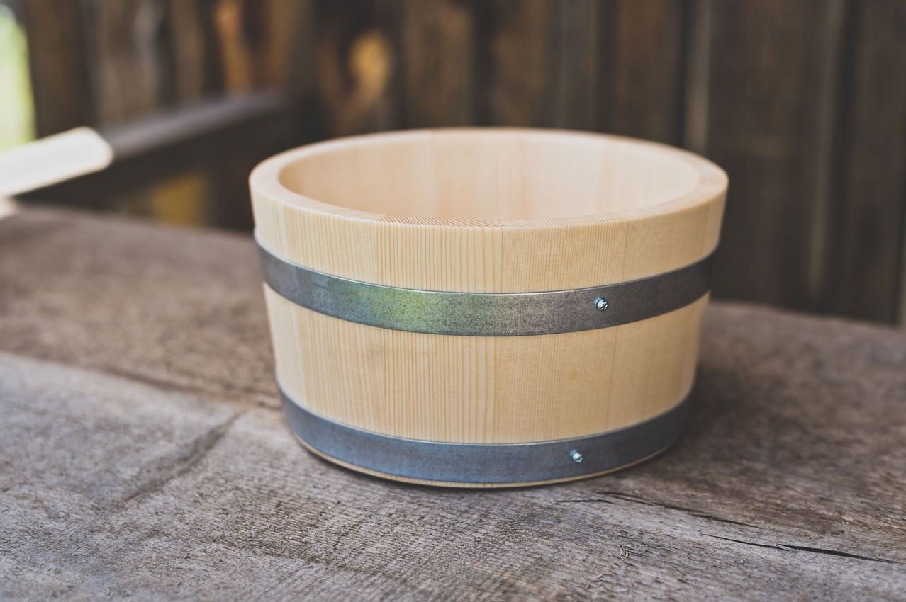 Bild enthält, Bowl, Soup Bowl, Indoors, Interior Design, Tape, Cookware, Pot, Cooking Pot, Food