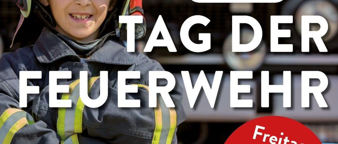 Plakat für den Feuerwehrtag bei Therme Laa, mit einem lächelnden Kind in Feuerwehruniform und dem Datum 7. August 2026.