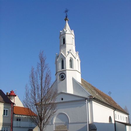 Bild enthält, Architecture, Building, Monastery, Arch, Gothic Arch, Clock Tower, Tower, Spire, Church