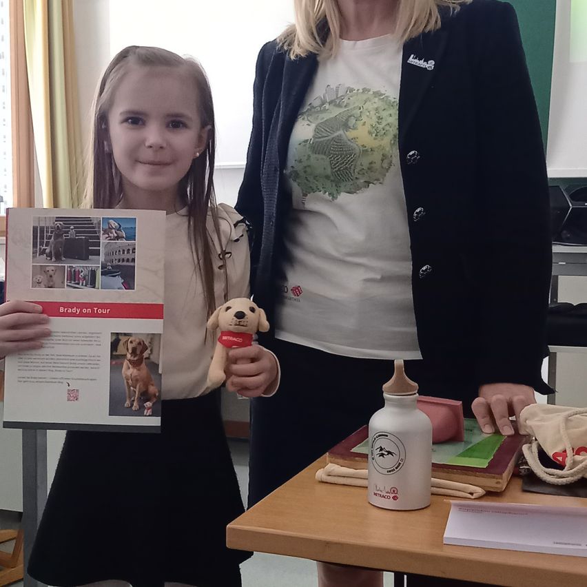 Bild enthält, Shoe, Long Sleeve, Table, Adult, Female, Person, Woman, Child, Girl, Advertisement