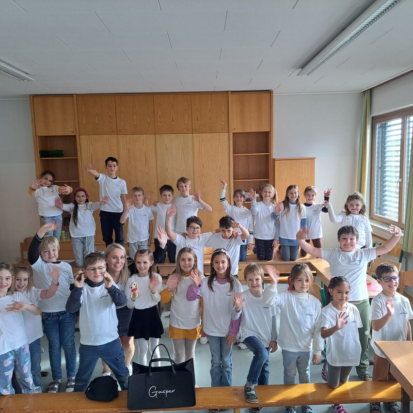 Bild enthält, People, Person, Jeans, Child, Female, Girl, Teen, School, Shoe, Face