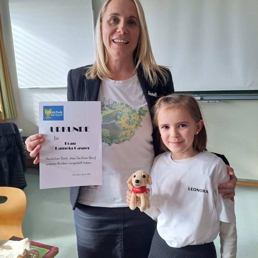 Bild enthält, Adult, Female, Person, Woman, Advertisement, Face, Portrait, Long Sleeve, People, Poster