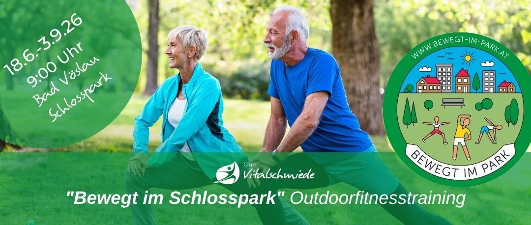 Ein älteres Paar macht Yoga im Freien. Die Frau lächelt und der Mann hat einen Bart. Hinter ihnen steht ein Baum und rechts ist ein grünes Kreislogo.