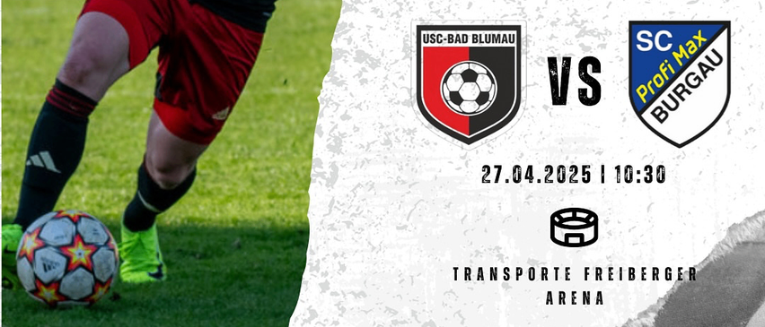 Ein Fußballspieler in einem schwarzen Trikot mit roten Streifen, roten Shorts und grünen Turnschuhen läuft auf einem Rasenfeld. Ein Fußball liegt in der Nähe. Das Bild enthält einen Vorschau auf ein bevorstehendes Spiel zwischen USC-BAD BLUMAU und SC Profi Max BURGAU.
