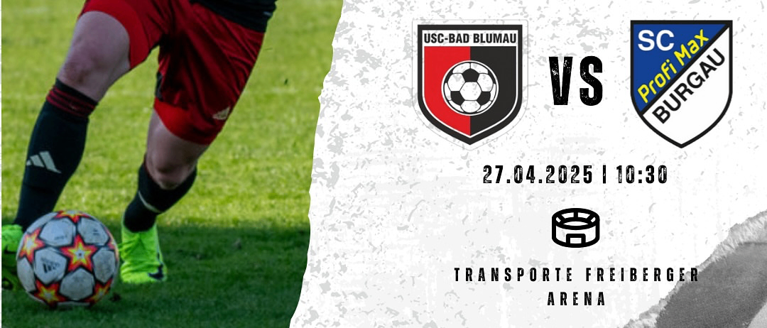 Ein Fußballspieler in einem schwarzen Trikot mit roten Streifen, roten Shorts und grünen Turnschuhen läuft auf einem Rasenfeld. Ein Fußball liegt in der Nähe. Das Bild enthält einen Vorschau auf ein bevorstehendes Spiel zwischen USC-BAD BLUMAU und SC Profi Max BURGAU.
