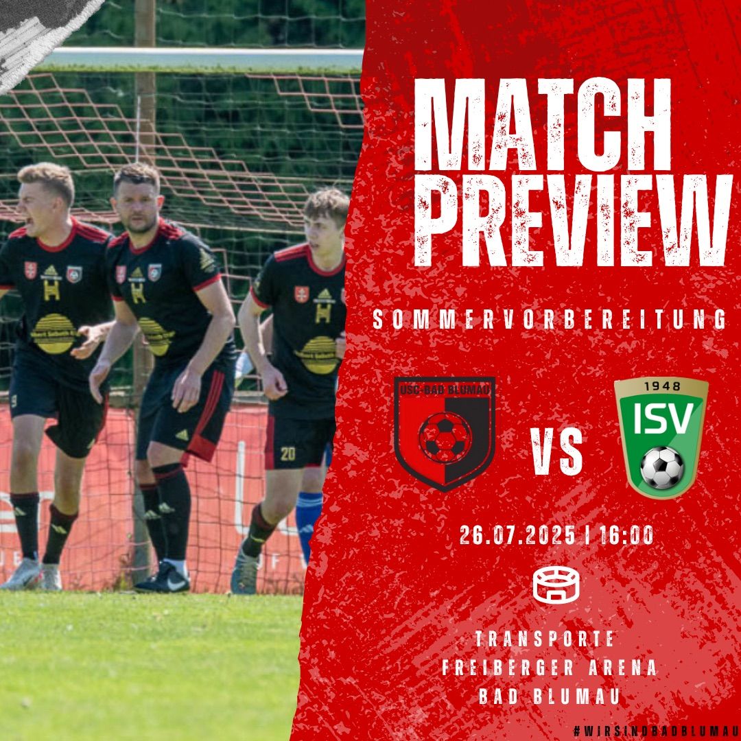 Das Bild zeigt ein Plakat zur Vorschau eines Fußballspiels. Vier Spieler in schwarzen Trikots stehen in der Nähe des Tores. Die Teams sind USC-Bad Blumau und ISV. Das Spiel findet am 26. Juli 2025 um 16:00 Uhr statt. Der Austragungsort ist Freiberger Arena, Bad Blumau.