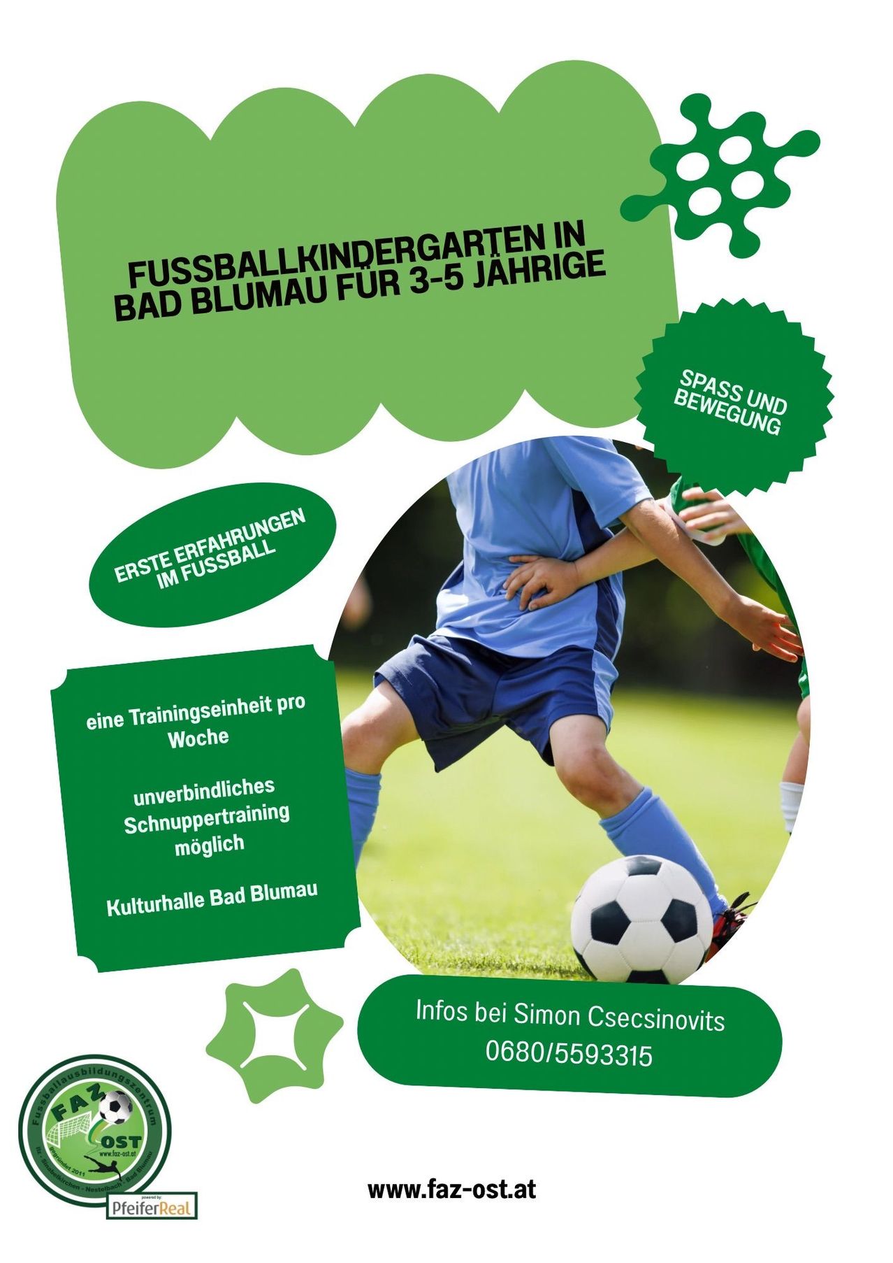 Ein Plakat für einen Fußball-Kindergarten in Bad Blumau für Kinder im Alter von 3-5 Jahren, mit einem Kind, das Fußball spielt. Das Plakat enthält Details zur Trainingshäufigkeit und Kontaktinformationen für Simon Csecsinovits.