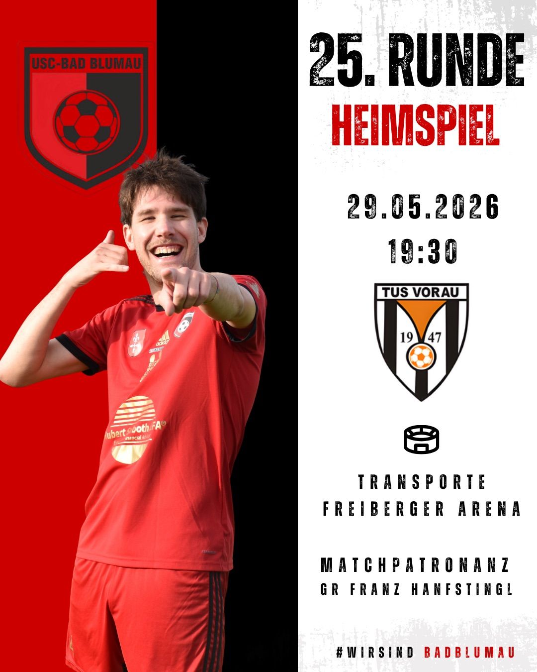 Ein Fußballspieler in einem roten Trikot lächelt und zeigt mit seiner rechten Hand. Der Text erwähnt ein Heimspiel am 29. Mai 2026 um 19:30 Uhr in der Freiberger Arena.