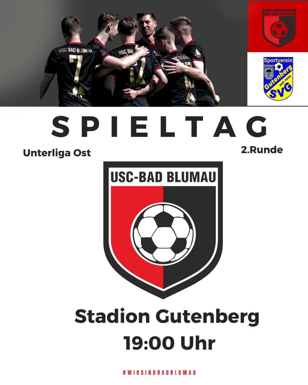 Eine Fußballmannschaft in schwarzen Trikots mit den Nummern 7, 12 und 14 feiert einen Sieg. Das Bild zeigt auch das Logo von USC-Bad Blumau und die Veranstaltungsdetails für ein Spiel im Gutenberg-Stadion.