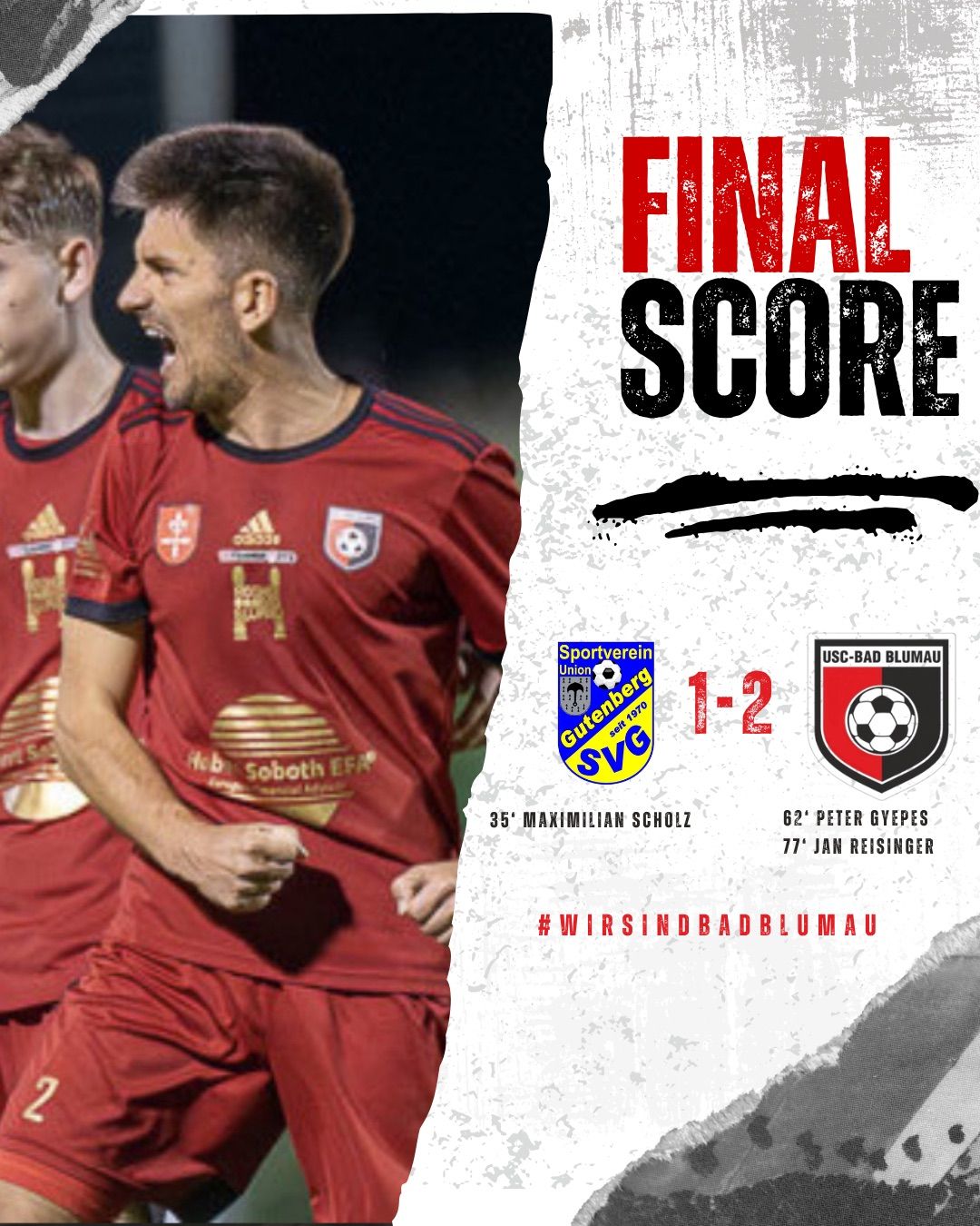 Fußballspieler in roten Trikots feiern ein Tor. Das Endergebnis ist 1-2. Der Spieler im Vordergrund hat den Mund offen, möglicherweise schreit er. Der Hintergrund zeigt ein weißes Poster mit dem Text 'Endstand' und den Logos der Teams.