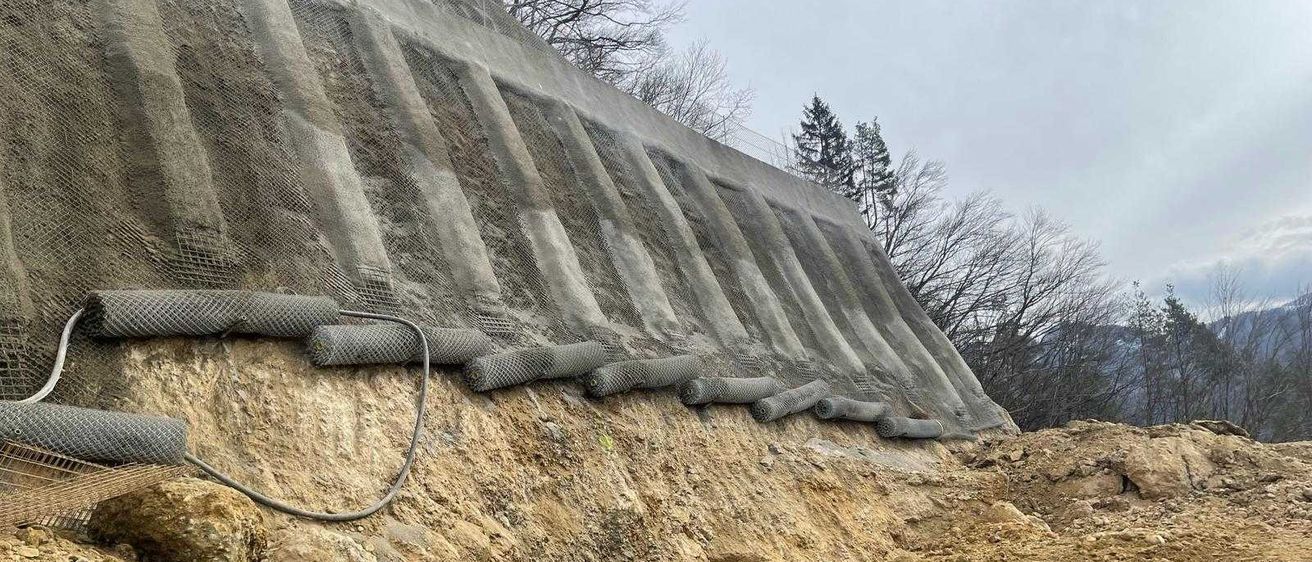 Bild enthält, Outdoors, Water, Slope, Soil, Nature, Dam