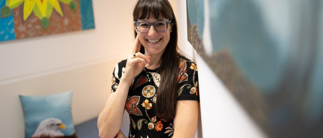 Bild enthält, Face, Head, Person, Smile, Interior Design, Adult, Female, Woman, Finger, Ring