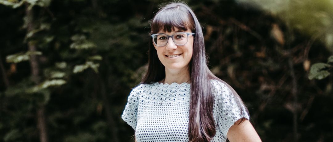 Bild enthält, Clothing, Pants, Jeans, Female, Girl, Person, Teen, Face, Smile, Shoe