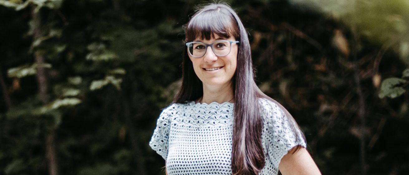 Bild enthält, Clothing, Pants, Jeans, Female, Girl, Person, Teen, Face, Smile, Shoe