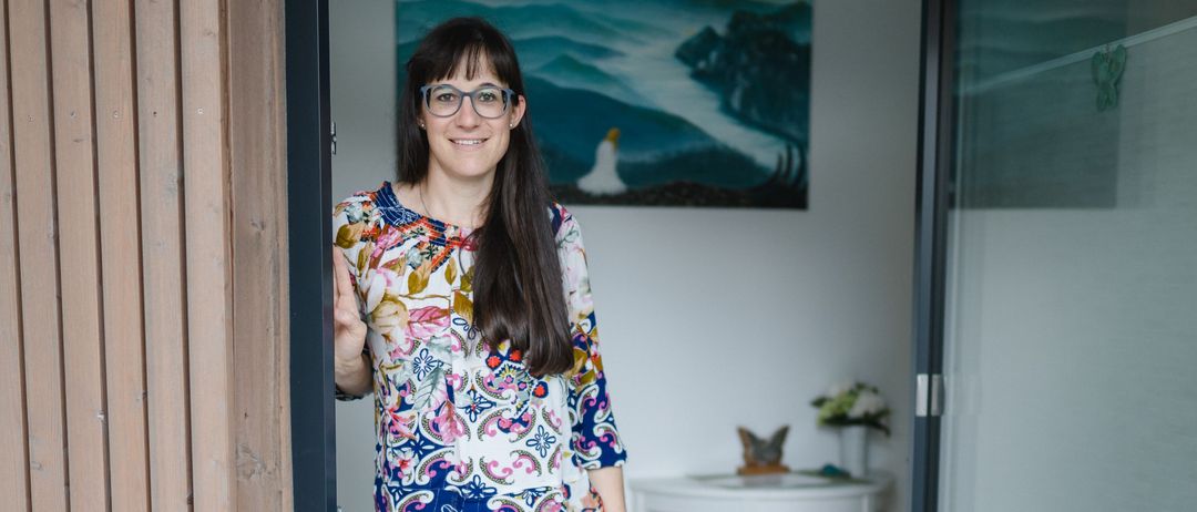 Bild enthält, Pants, Jeans, Interior Design, Blouse, Adult, Female, Person, Woman, Long Sleeve, Sleeve