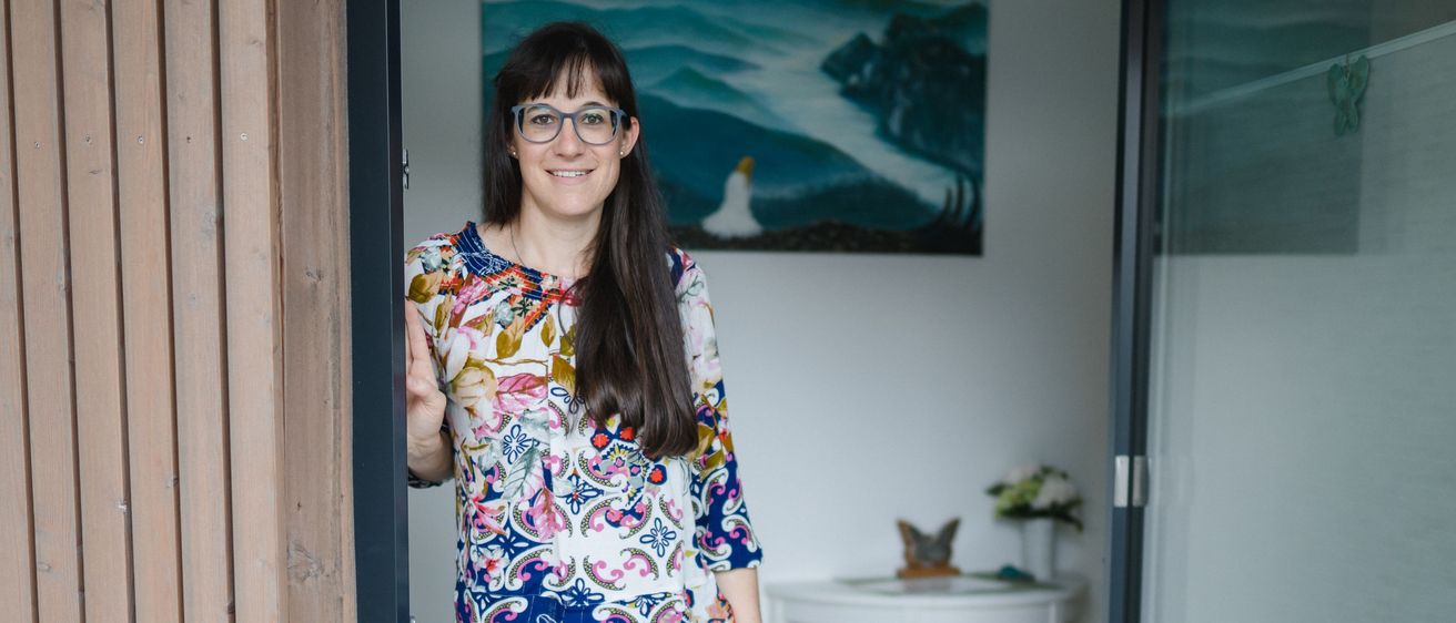 Bild enthält, Pants, Jeans, Interior Design, Blouse, Adult, Female, Person, Woman, Long Sleeve, Sleeve