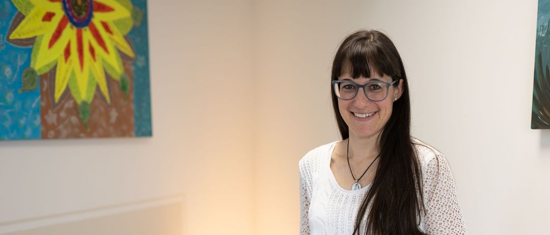 Bild enthält, Blouse, Long Sleeve, Face, Person, Smile, Adult, Female, Woman, Couch, Pants