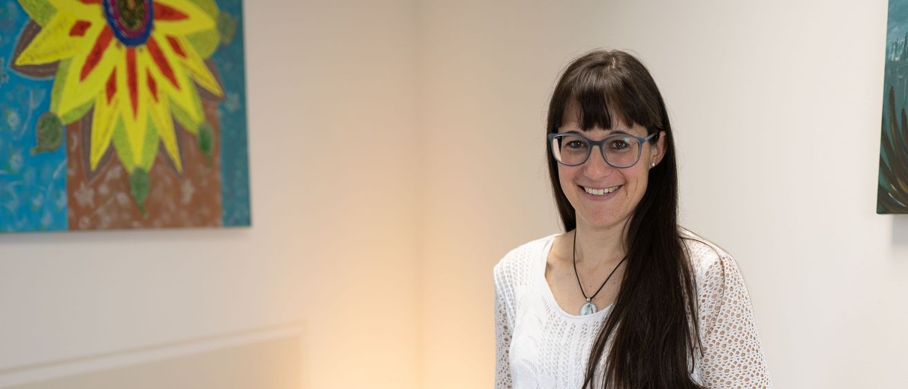 Bild enthält, Blouse, Long Sleeve, Face, Person, Smile, Adult, Female, Woman, Couch, Pants