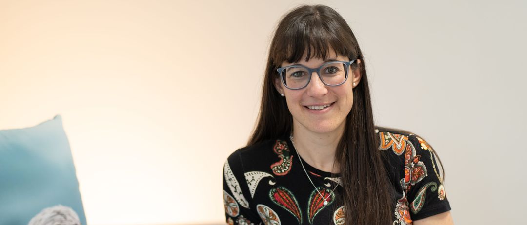 Bild enthält, Head, Person, Smile, Blouse, Adult, Female, Woman, Portrait, Glasses, Finger