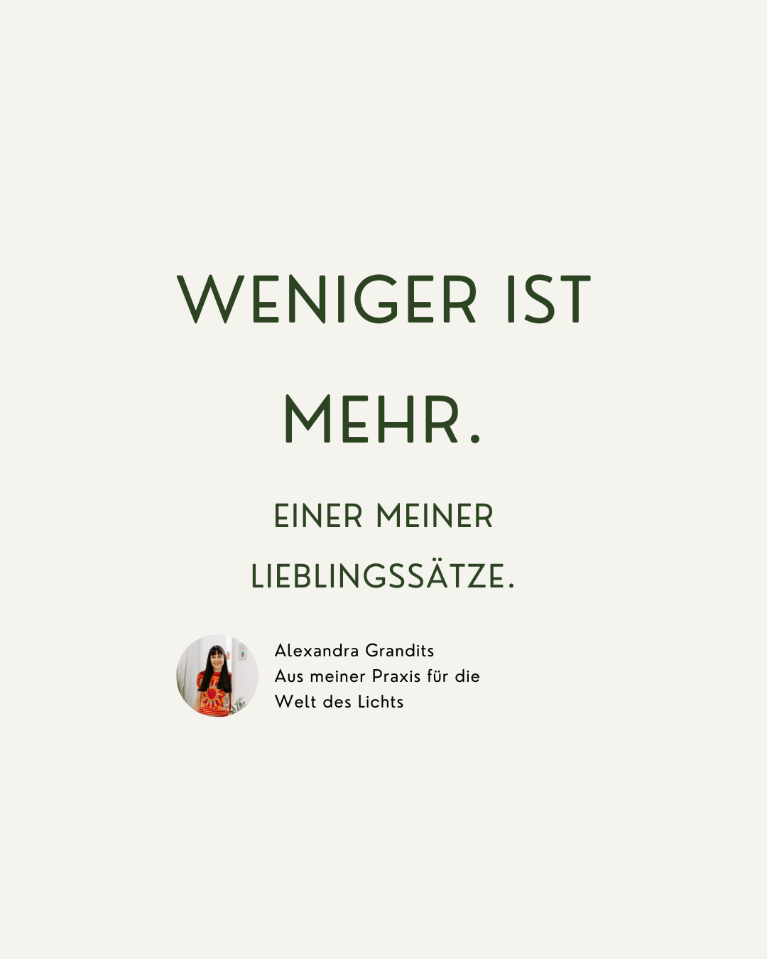 Ein Bild zeigt den Spruch 'Weniger ist mehr'. Darunter ist ein Foto einer Frau, Alexandra Grandits, zu sehen. Der Titel ihres Buches 'Aus meiner Praxis für die Welt des Lichts' wird erwähnt.