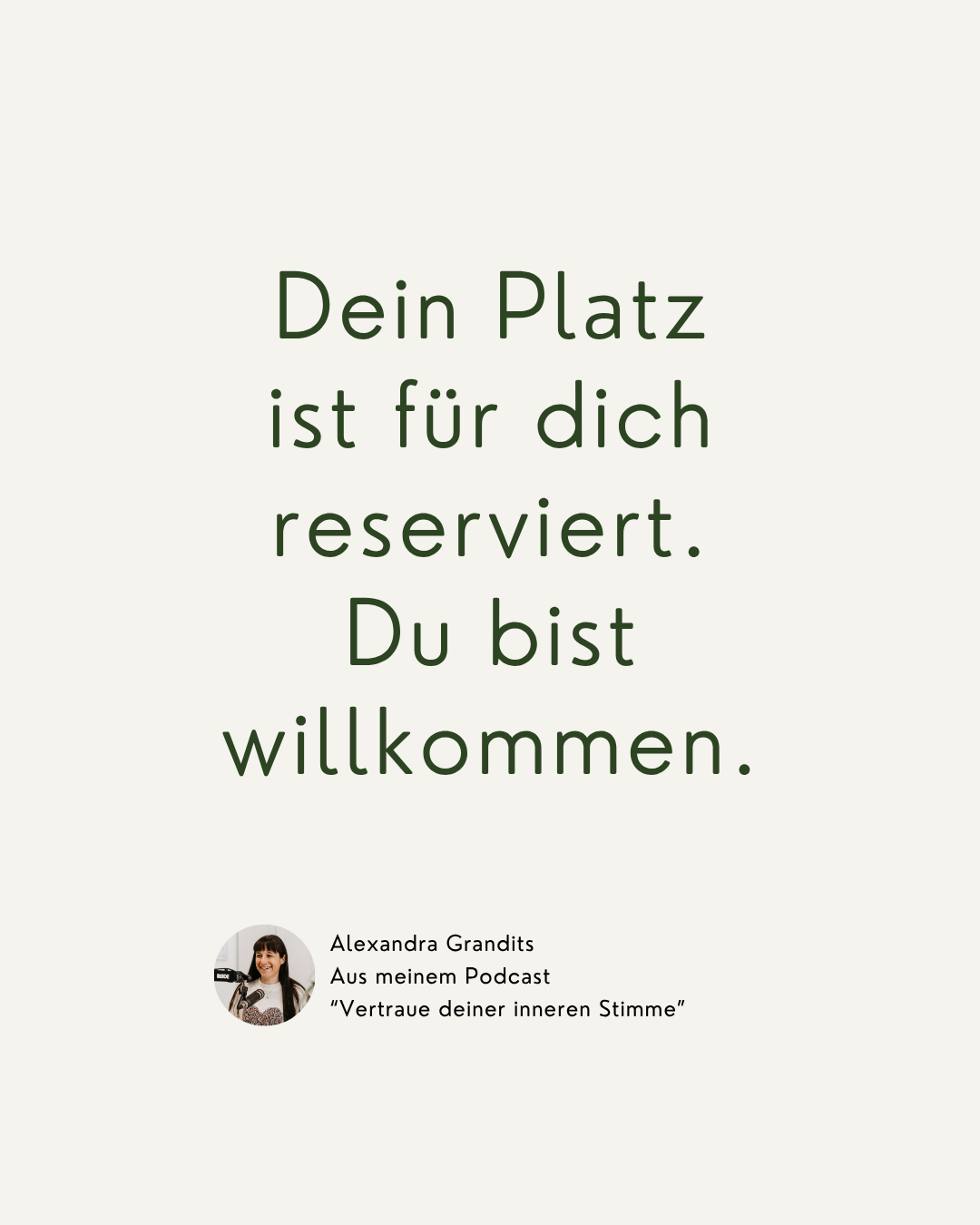 Ein Bild zeigt eine Frau mit einer Willkommensbotschaft. Der Text lautet: 'Dein Platz ist für dich reserviert. Du bist willkommen.' Alexandra Grandits, aus ihrem Podcast 'Vertraue deiner inneren Stimme', ist abgebildet.