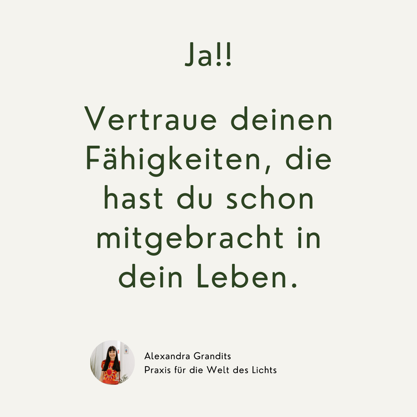 Ein weißer Plakat zeigt fett gedruckten grünen Text mit 'Ja!!' darüber eine Zitat: 'Vertraue deinen Fähigkeiten, die du schon mitgebracht in dein Leben.' Unten ist ein Bild von Alexandra Grandits, zusammen mit dem Text 'Praxis für die Welt des Lichts.'