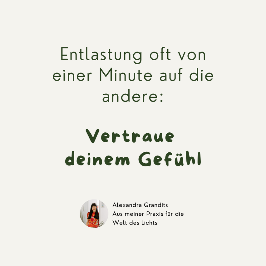 Ein Zitat über die Bedeutung, seinen Gefühlen zu vertrauen, gefolgt von einem Bild von Alexandra Grandits mit ihrem Zitat.