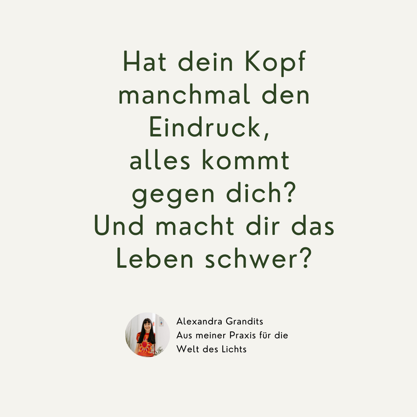 Das Bild zeigt einen motivierenden Spruch mit einer Illustration einer Frau, der einen herausfordernden Moment im Leben suggeriert. Es steht: 'Hat dein Kopf manchmal den Eindruck, alles kommt gegen dich? Und macht dir das Leben schwer?' Unten wird Alexandra Grandits aus ihrer Praxis für die Welt des Lichts erwähnt.