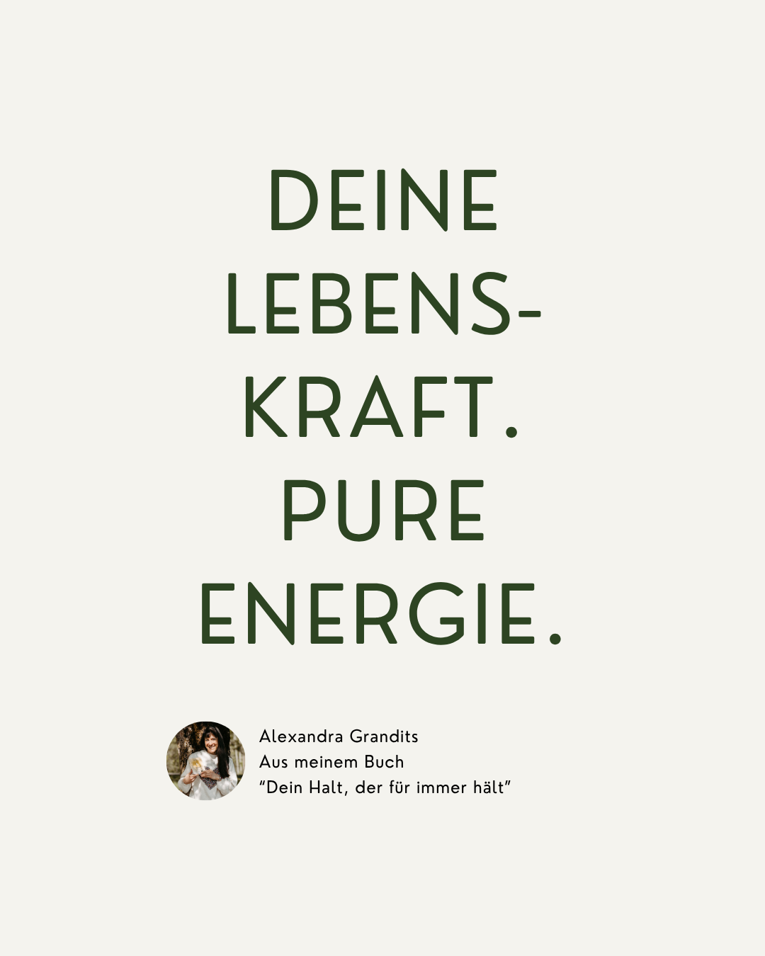 Ein Poster mit grünem Text, das 'Deine Lebens-Kraft. Pure Energie' sagt. Darunter ist ein Bild von Alexandra Grandits mit einem Zitat aus ihrem Buch.