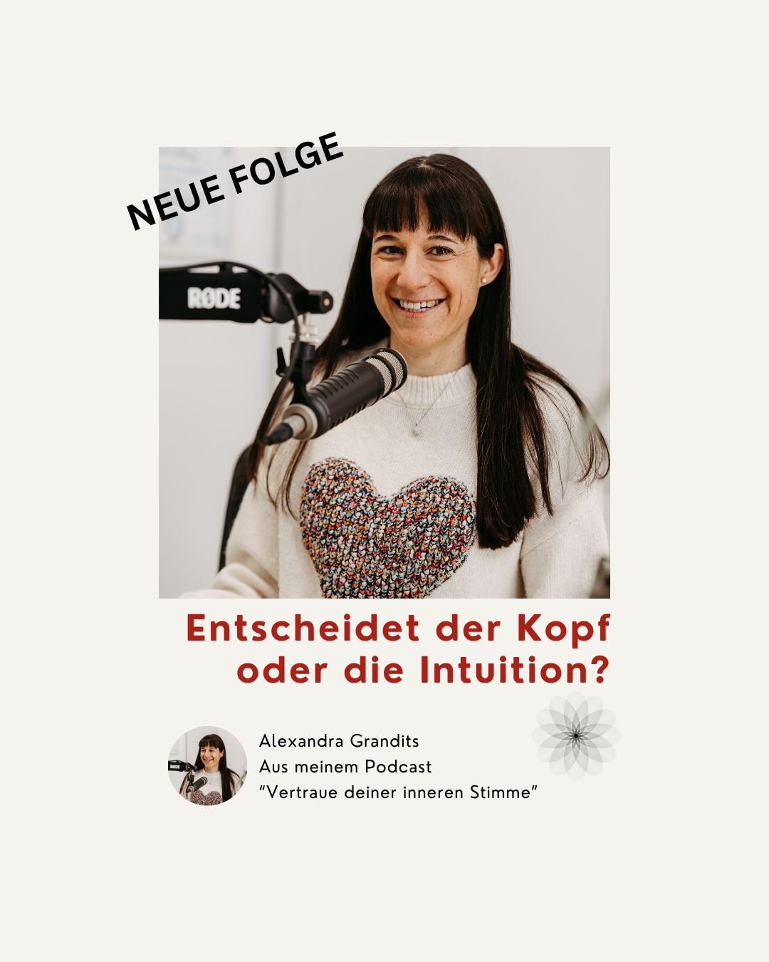 Eine lächelnde Frau in einem herzförmigen Pullover steht vor einem Mikrofon mit dem Logo von Rode. Der Text 'Entscheidet der Kopf oder die Intuition?' ist in Rot angezeigt. Unter dem Bild befindet sich ein kleineres Foto einer Frau mit dem Text 'Alexandra Grandits Aus meinem Podcast' und einem Zitat 'Vertaue deiner inneren Stimme'.