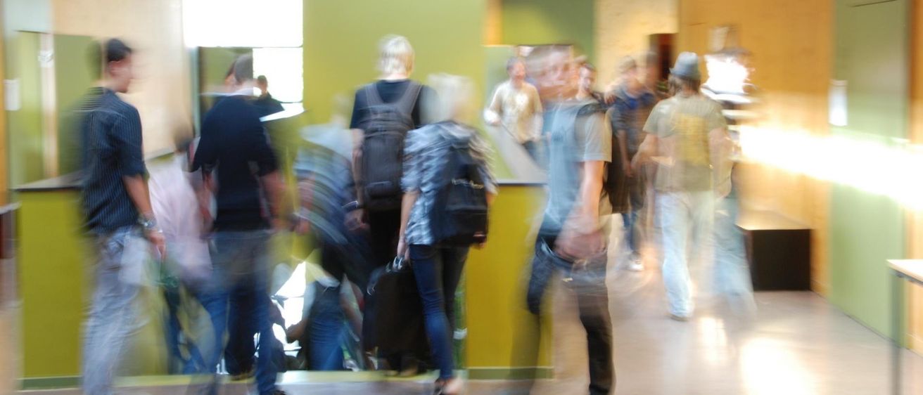 Bild enthält, Pants, Person, Walking, Lighting, Jeans, Hospital, People, Adult, Male, Man