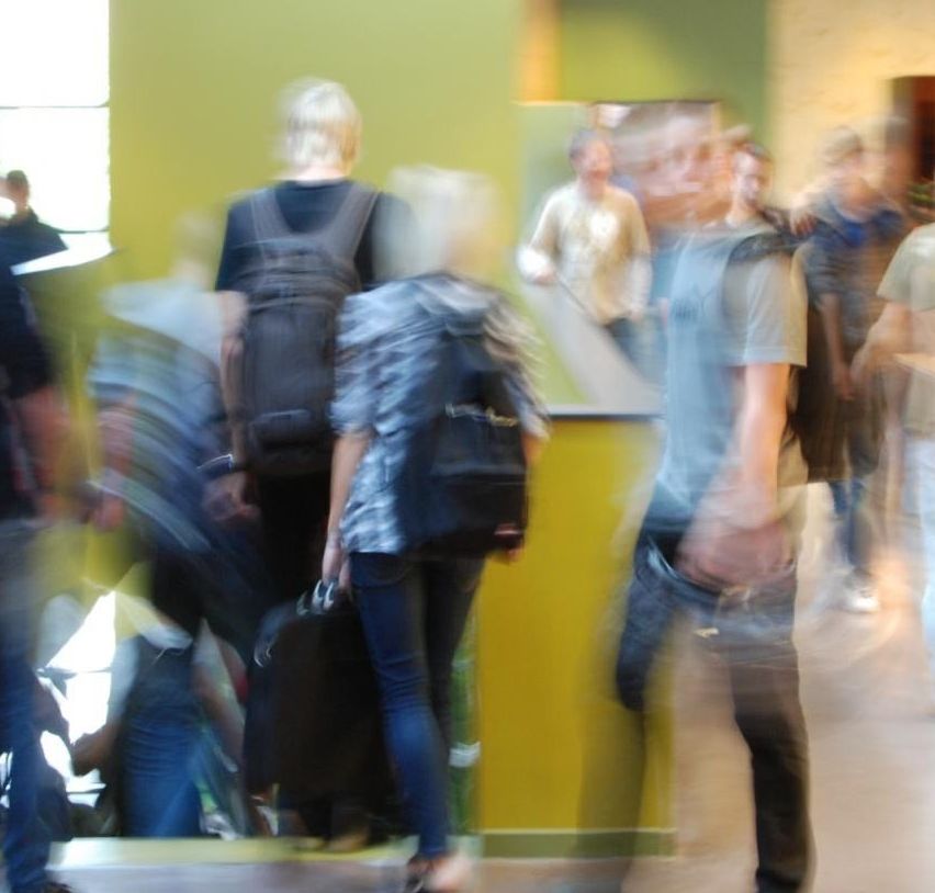 Bild enthält, Pants, Person, Walking, Lighting, Jeans, Hospital, People, Adult, Male, Man