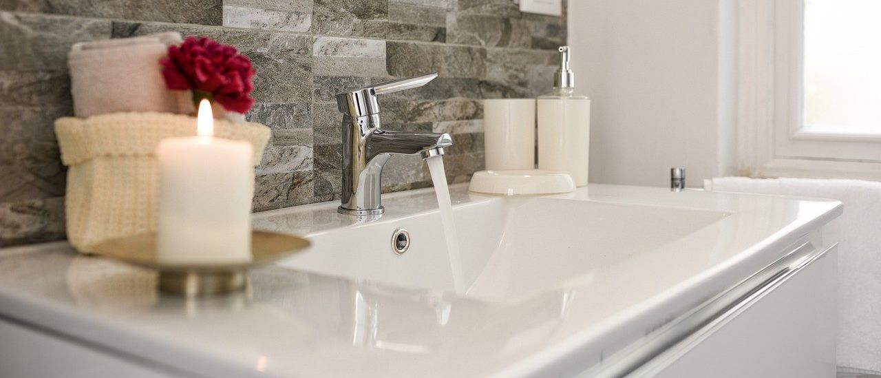 Bild enthält, Sink, Sink Faucet, Candle, Flower, Plant, Rose