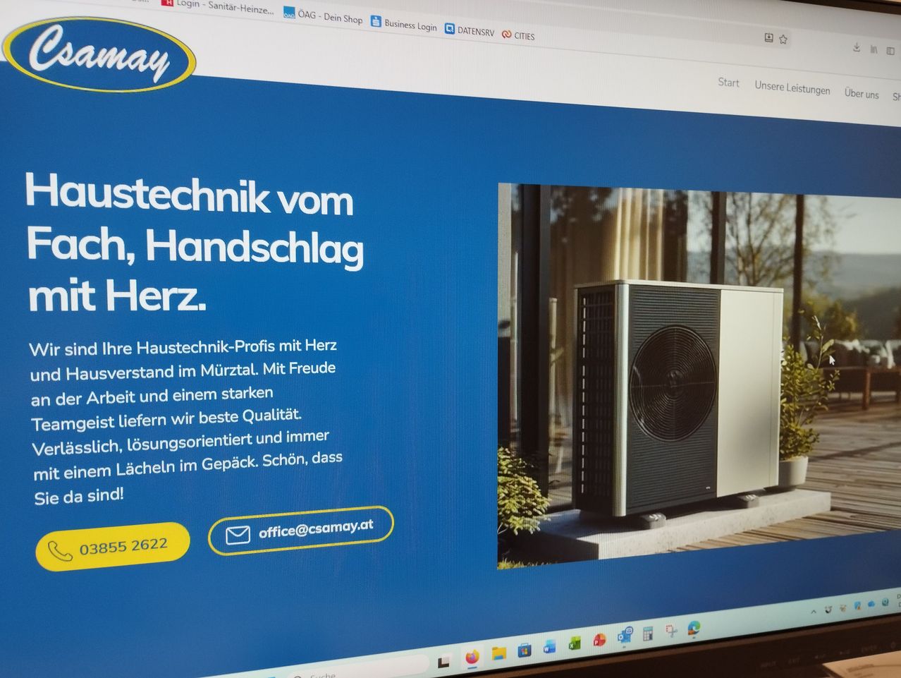 Blaue Webseite mit einem Slogan über Qualität und professionellen HVAC-Service. Ein Bild einer HVAC-Einheit ist rechts angezeigt. Kontaktinformationen sind sichtbar.