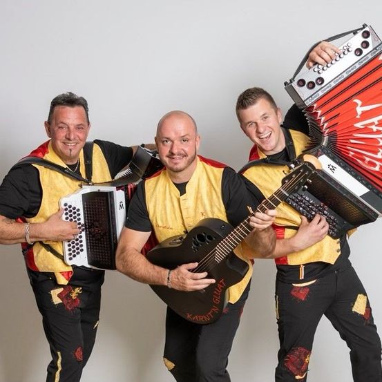 Bild enthält, Adult, Male, Man, Person, Face, Portrait, Guitar, Musical Instrument, Group Performance, Music Band