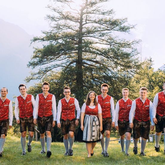 Bild enthält, People, Person, Groupshot, Shoe, Adult, Male, Man, Grass, Glasses, Shorts