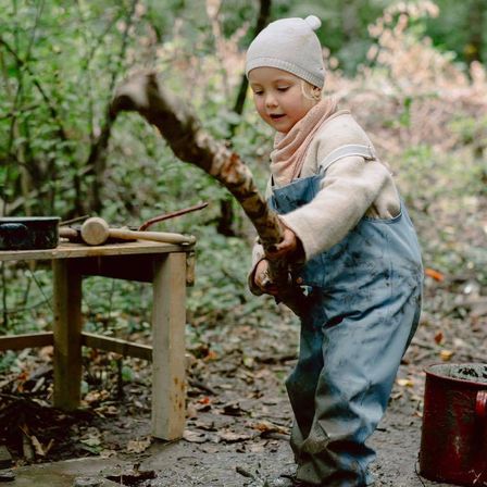 Bild enthält, Person, Worker, Boy, Child, Male, Clothing, Pants