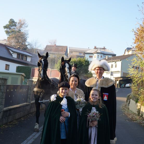 Bild enthält, Fashion, People, Person, Hat, Adult, Female, Woman, Shoe, Car, Horse