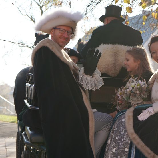 Bild enthält, Glove, Lady, Person, Hat, Glasses, Adult, Female, Woman, Male, Man
