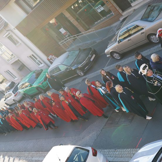 Bild enthält, People, Person, Adult, Female, Woman, Car, Male, Man, Graduation, Coat