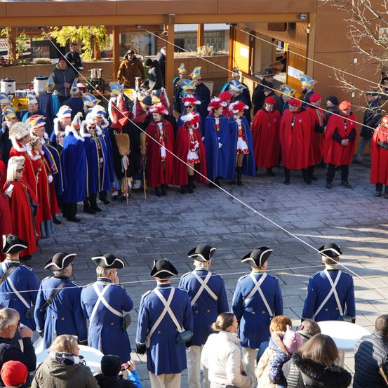 Bild enthält, People, Person, Adult, Female, Woman, Architecture, Building, College, Graduation