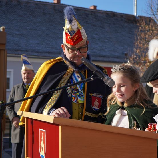 Bild enthält, People, Person, Handbag, Adult, Female, Woman, Child, Girl, Crowd, Man