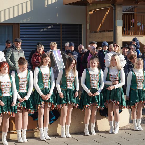 Bild enthält, Skirt, People, Person, Female, Girl, Teen, Child, Coat, Shoe, Face